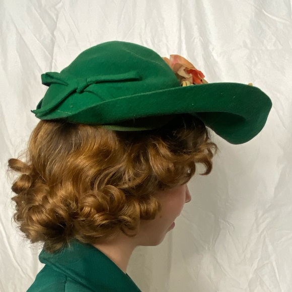 Vintage 40s Turned Up Green Tilt Hat with Flowers - Picture 3 of 8